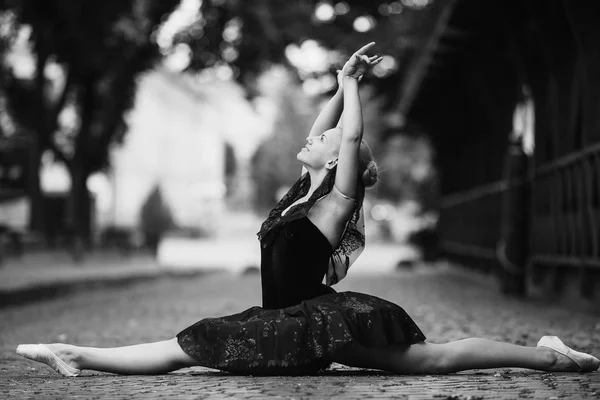 Ballerina doen de splitsingen — Stockfoto