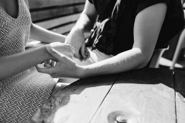 Dışarıda bir kafede oturan çift.