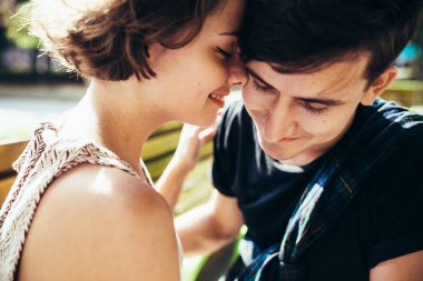 Dışarıda bir kafede oturan çift.