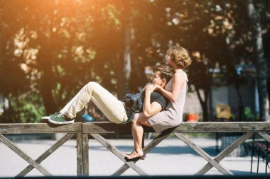 bir çit oturan güzel genç Çift