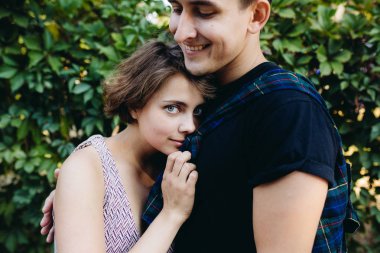 Parktaki kız ve erkek.