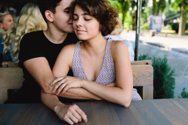 Dışarıda bir kafede oturan çift.