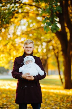 Babam ve yeni doğan oğlu sonbahar Park