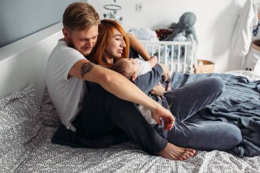 Yeni doğan bebek yatağı ile mutlu aile