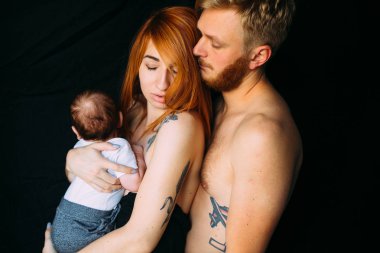 siyah bir arka plan üzerinde mutlu aile