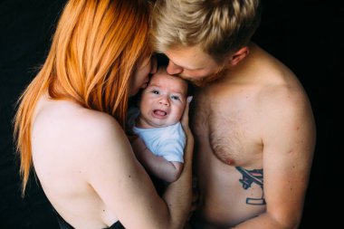 siyah bir arka plan üzerinde mutlu aile