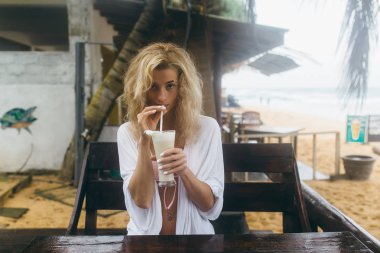 bir tezgah içki kokteyl kız