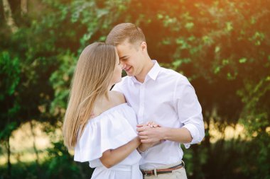 Genç esmer erkek ve kadın parkta