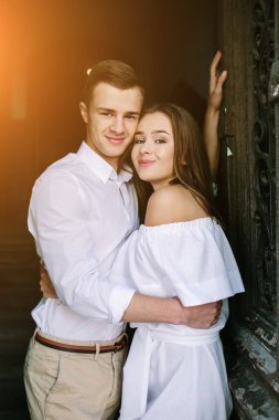 Kapının önünde poz veren çift.