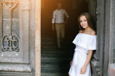 Kapının önünde poz veren çift.