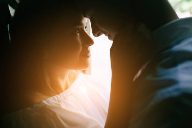 Çift birbirlerine bakacak şekilde