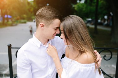 erkek ve kadın parkta bir bankta