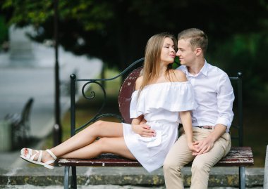 erkek ve kadın parkta bir bankta