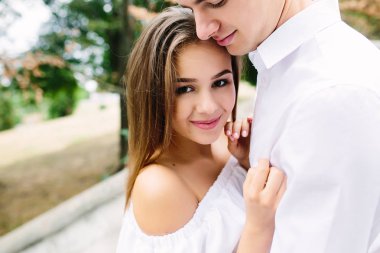 Parkta poz veren çift