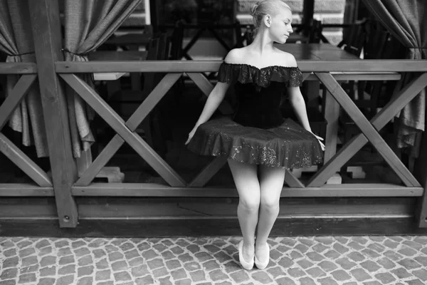 Ballerina poserar i centrum — Stockfoto