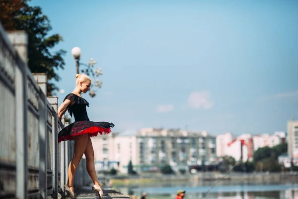 Балерина позирует на фоне озера — стоковое фото
