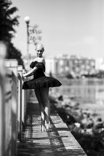 Charleston dance hi-res stock photography and images - Alamy