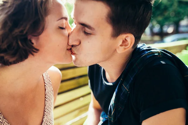 Casal sentado em um café fora — Fotografia de Stock