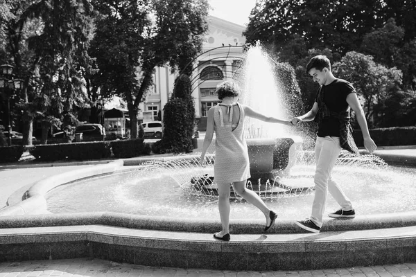 Beautiful young couple at the fountain — Stock Photo, Image