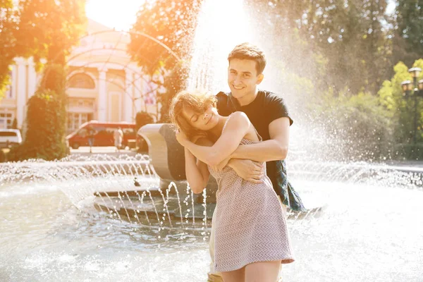 Krásný mladý pár u fontány — Stock fotografie