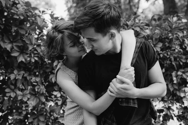 Parktaki kız ve erkek.