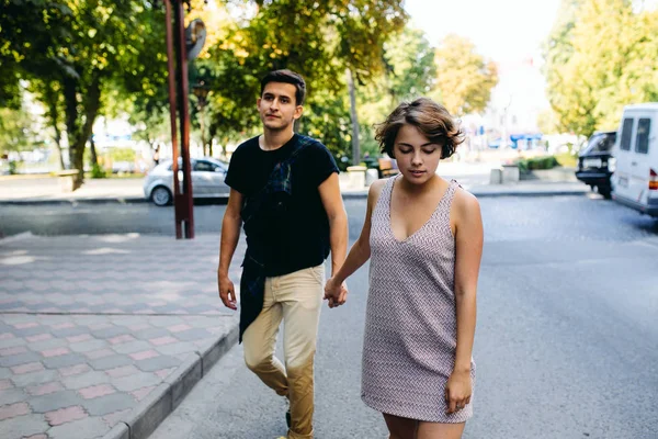 二人は手を取りながら通りを歩き — ストック写真