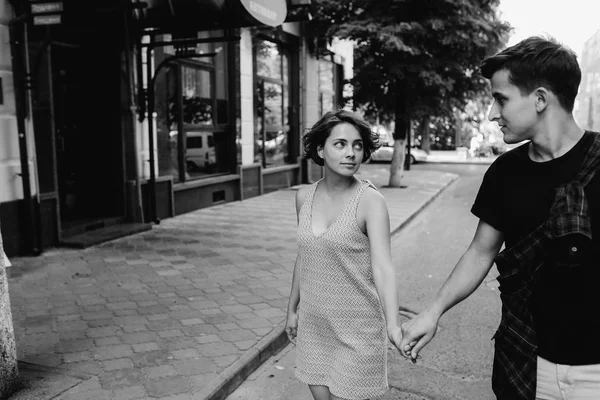Pár kráčející po ulici držící se za ruce — Stock fotografie