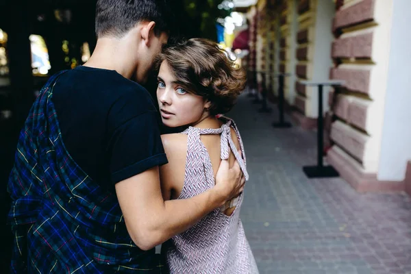 Couple câlin dans la rue — Photo