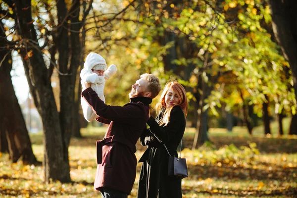年轻的家庭和刚出生的儿子，在秋天的公园 — 图库照片