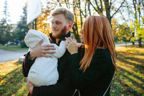 Mladá rodina a novorozený syn podzimní Park — Stock fotografie