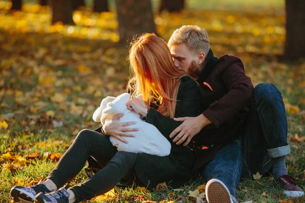 Młode rodziny i nowo narodzonego syna w jesienny park — Zdjęcie stockowe