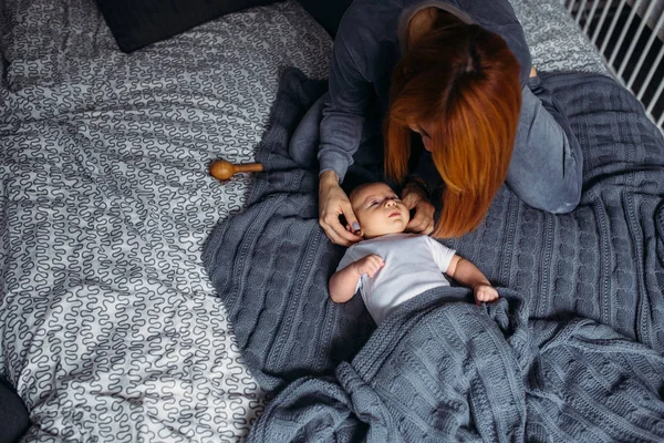 Madre con il suo bambino in camera da letto — Foto Stock