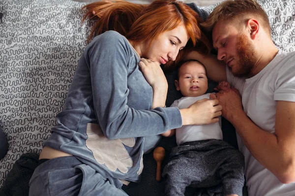 Les jeunes parents prêtent attention à leur bébé . — Photo