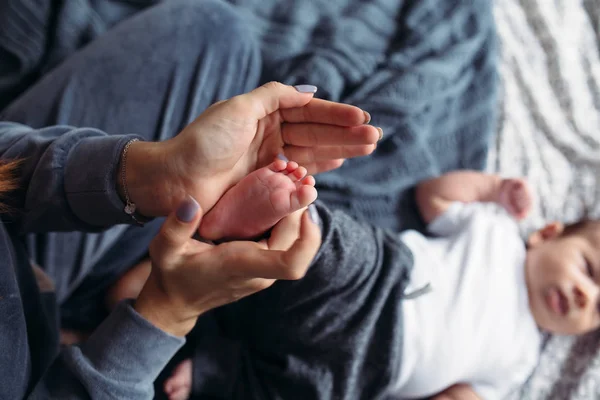 Babys feet in hands — Stock Photo, Image