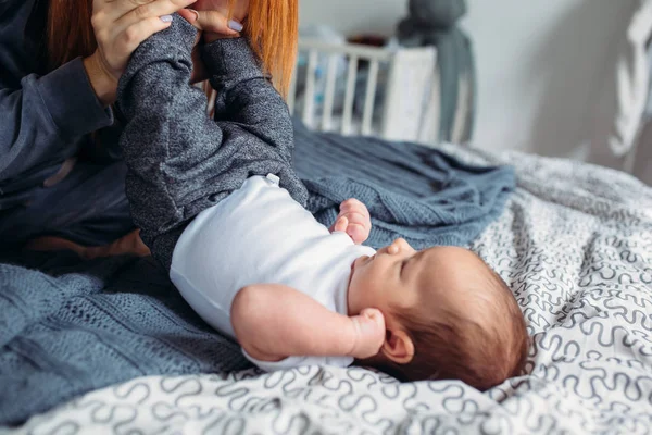 Madre con il suo bambino in camera da letto — Foto Stock