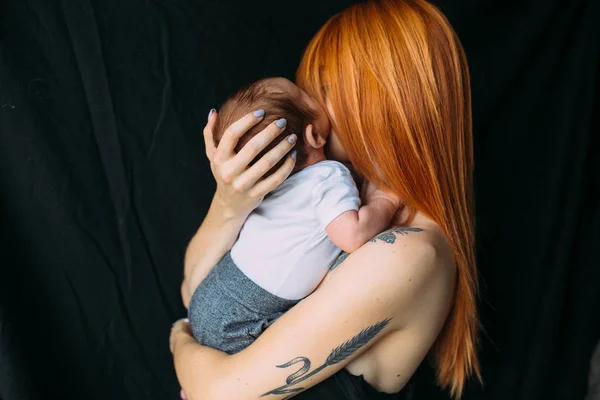 Joven madre mujer sosteniendo a su hijo bebé — Foto de Stock