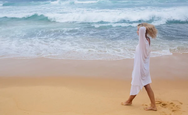 Mulher bonita na praia — Fotografia de Stock