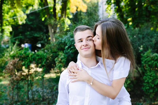 Unga vuxna brunett man och kvinna i parken — Stockfoto