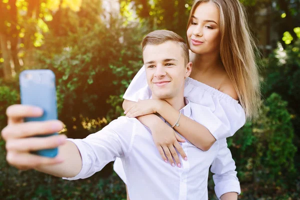 Hermosa pareja joven hace selfie — Foto de Stock