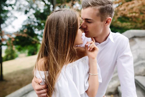 Paar poseren in het park — Stockfoto