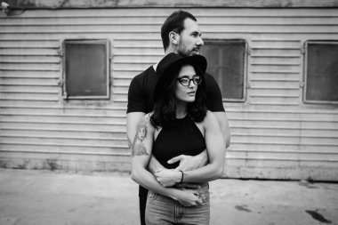 adam kız arkadaşı arkadan sarılma