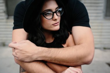 adam kız arkadaşı arkadan sarılma