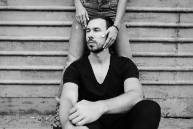 adam arka plan gri duvara oturur