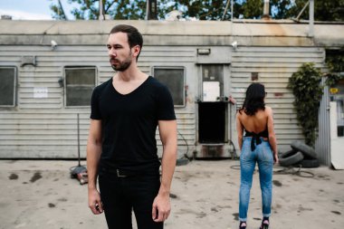 adam ve kadın ayakta sırt birbirlerine