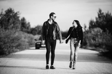 Yol yürüyüş genç mutlu Romantik Çift