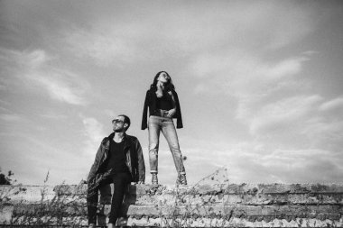 gökyüzüne karşı poz genç güzel Çift