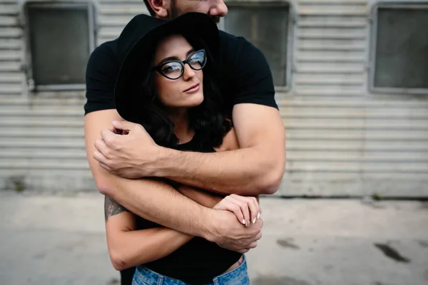 Guy knuffelen zijn vriendin van achteren — Stockfoto