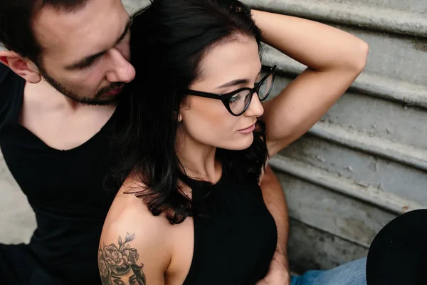 Man en vrouw poseren op een grijze achtergrond muur — Stockfoto