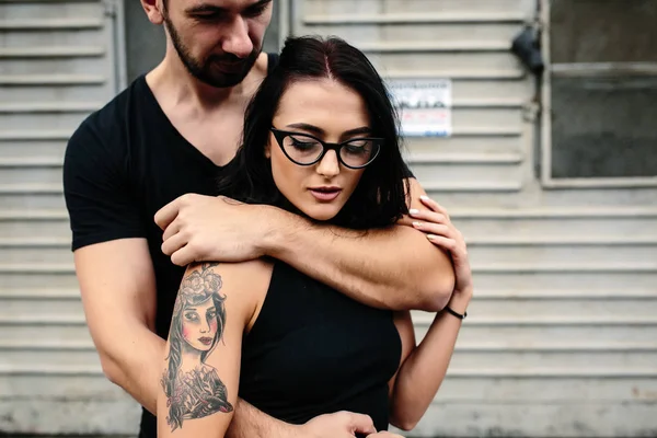 Парень обнимает свою девушку сзади — стоковое фото