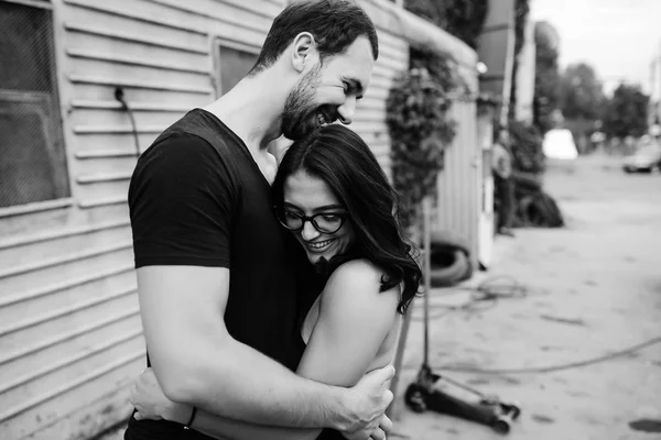Jongen en meisje in elkaars armen — Stockfoto